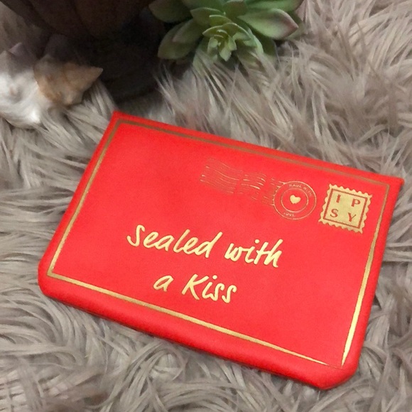 New Unused Ipsy “Sealed with a Kiss” Makeup Bag-Red/Gold-5x7-Flap Closure - Picture 1 of 11